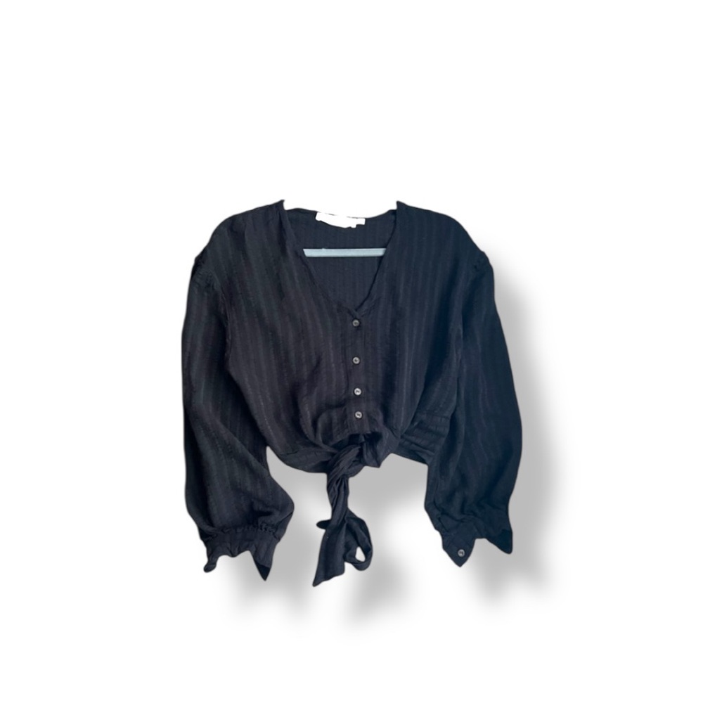 🚨𝐂𝐋𝐄𝐀𝐑𝐎𝐔𝐓 𝐒𝐀𝐋𝐄🚨𝐀𝐒𝐓𝐑 𝐓𝐇𝐄 𝐋𝐀𝐁𝐄𝐋 Black Textured Blouse